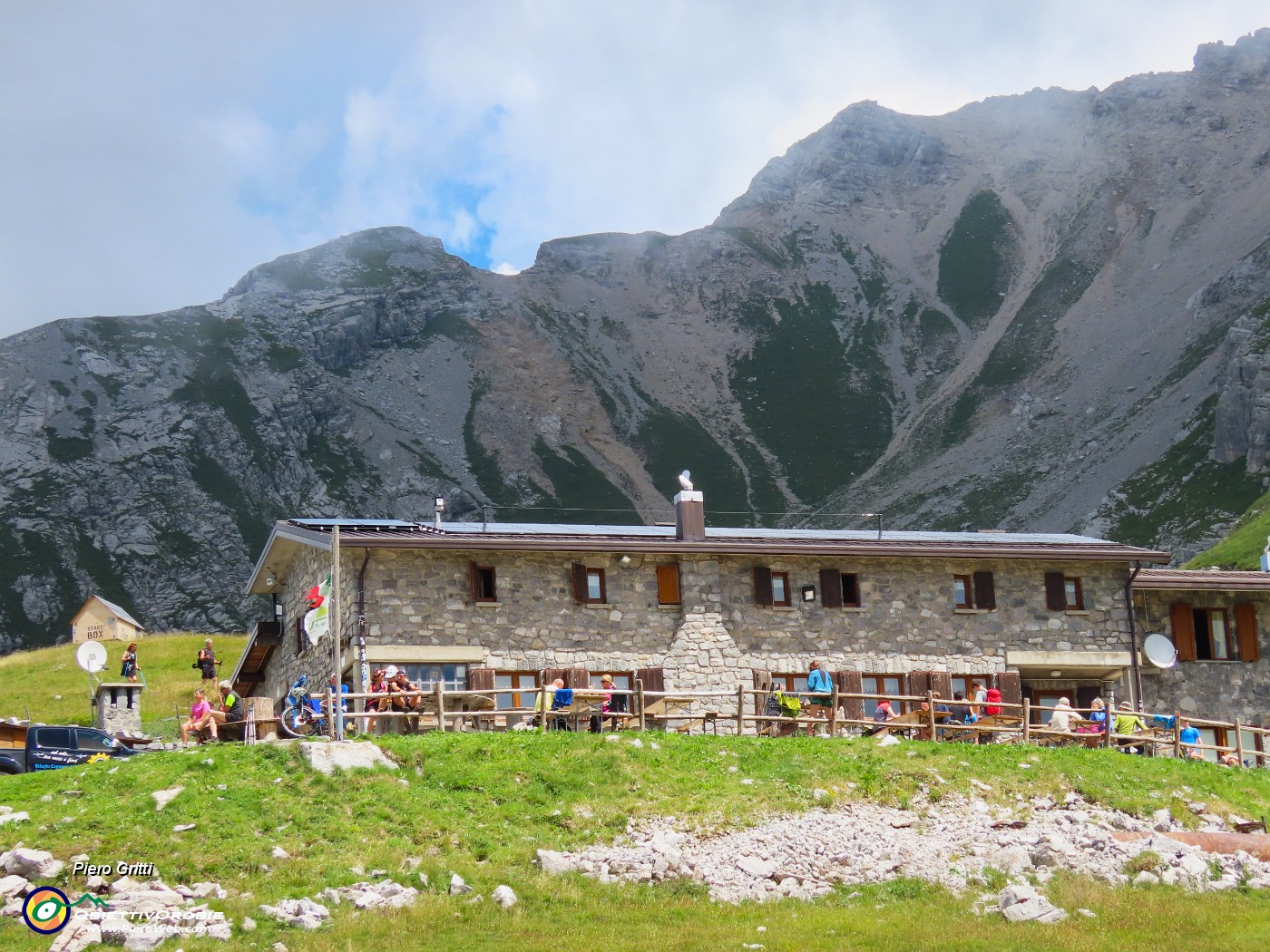 65 A Capanna 2000 spere di sole, in Arera nuvoloni.JPG